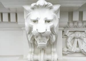 Stuckatur i gips, avbild av lejon