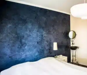 Marmorino Fine blå gipsputs på vägg i sovrum